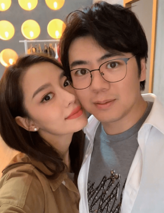 网友偶遇郎朗夫妇，郎朗抱小孩亲和力爆棚，吉娜瘦出排骨胸