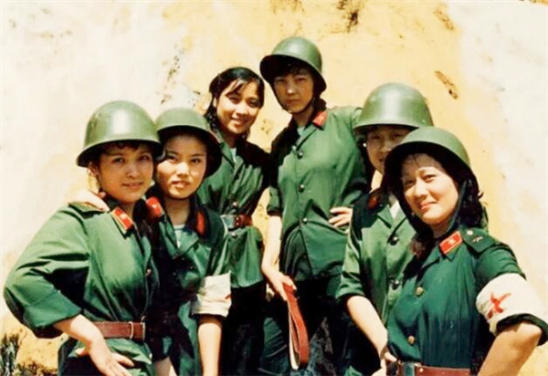 1986年老山战场照《死吻》：那名救护队女战士张茹，现状如何