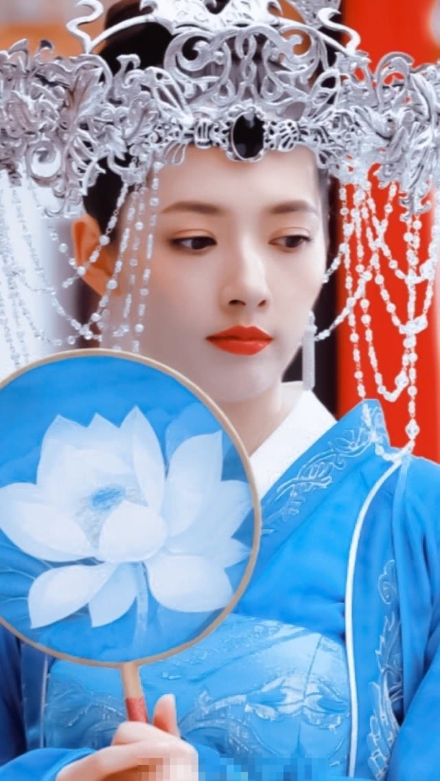 影视剧之中蓝色婚服，李沁和热巴清新动人，却都不及女神郭碧婷