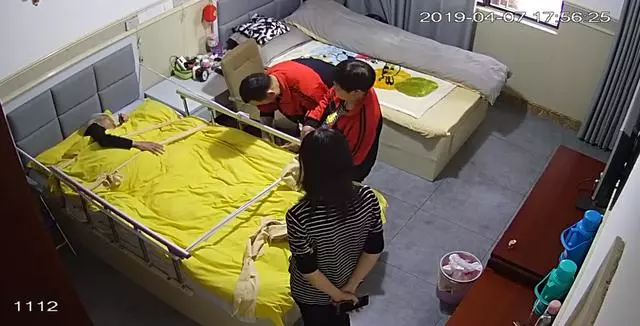 保姆虐杀老人背后：一场2.5亿人的养老危局