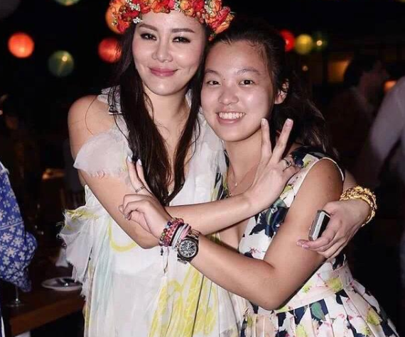 以真心换真心，钟镇涛现任妻子对继子女视如己出，一家人温馨和睦