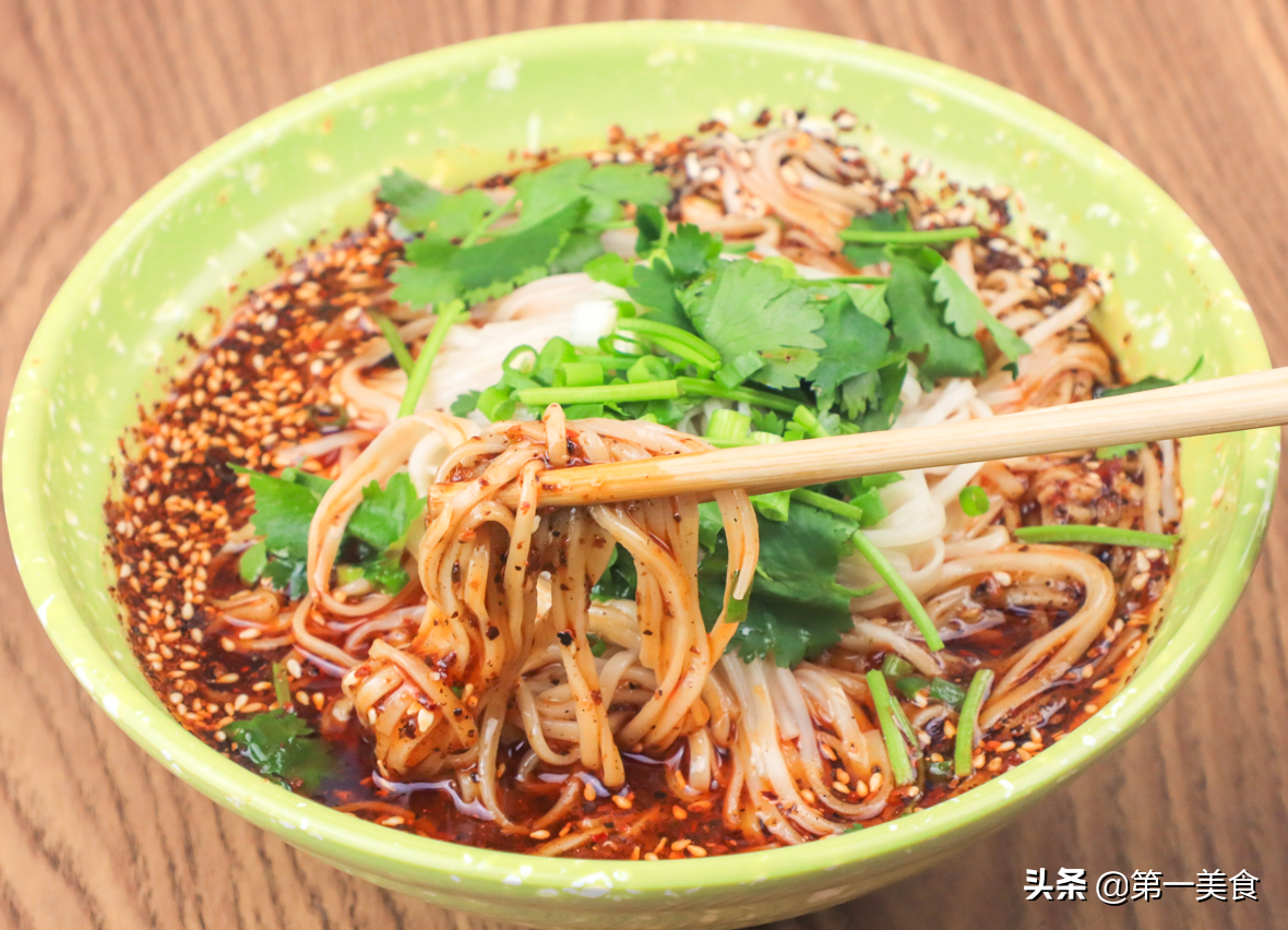 You can’t make sour soup and you can’t marry someone. After eating this bowl of quick sour noodle soup for 5 minutes, I understand the old saying
