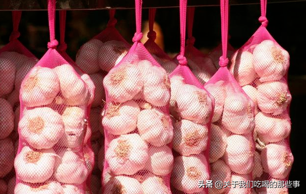 為何大蒜放在超市不發芽，買回家沒幾天就發芽？原來門道多著呢