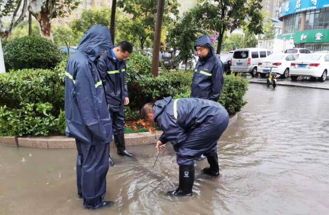 临沭县综合行政执法局全员出动多措并举做好城市防汛工作