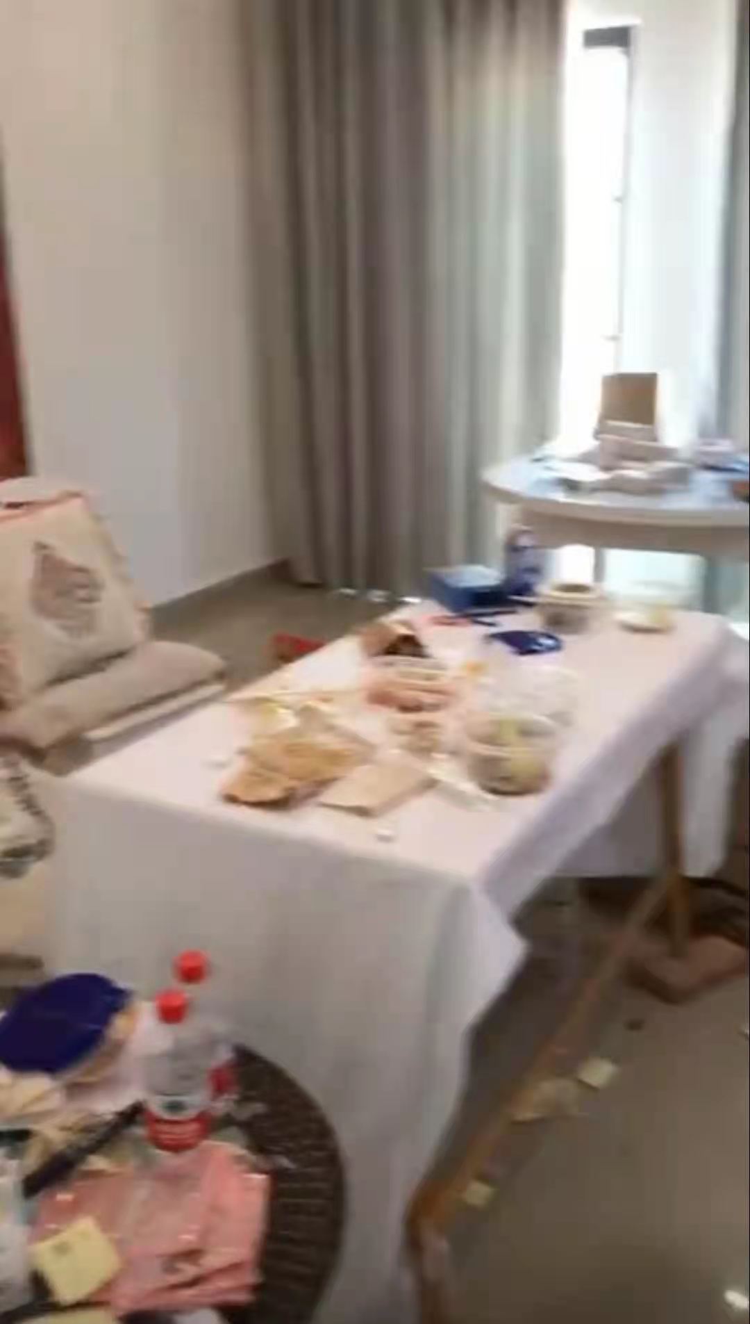 被直播间背景出卖，富婆李湘表面光鲜，却被爆