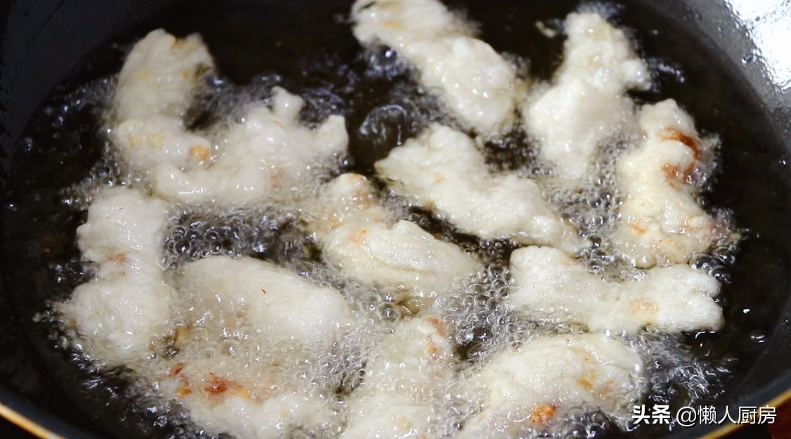 五花肉裹上澱粉糊，加一碗料汁炒，太下飯了，外皮想要更脆有竅門