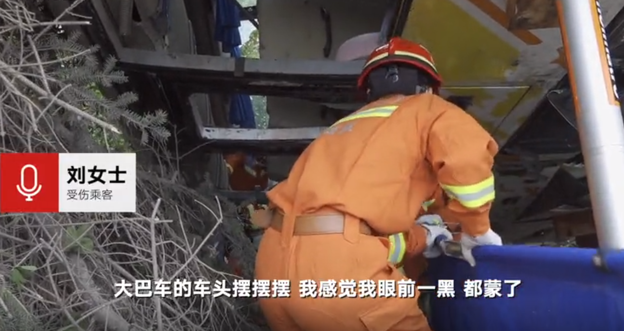 伤者讲述甘肃平凉大巴车侧翻致13死亡：感觉眼前一黑，事发时坐在大巴车车尾，部分乘客没系安全带