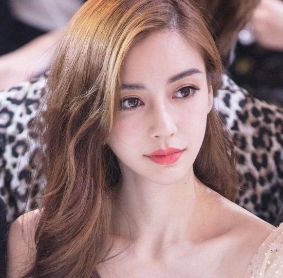 同样都是演戏，杨颖瞪眼被黑的体无完肤，而她