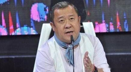 向华强能逼成龙下跪，打脸曾志伟，却不敢惹怒