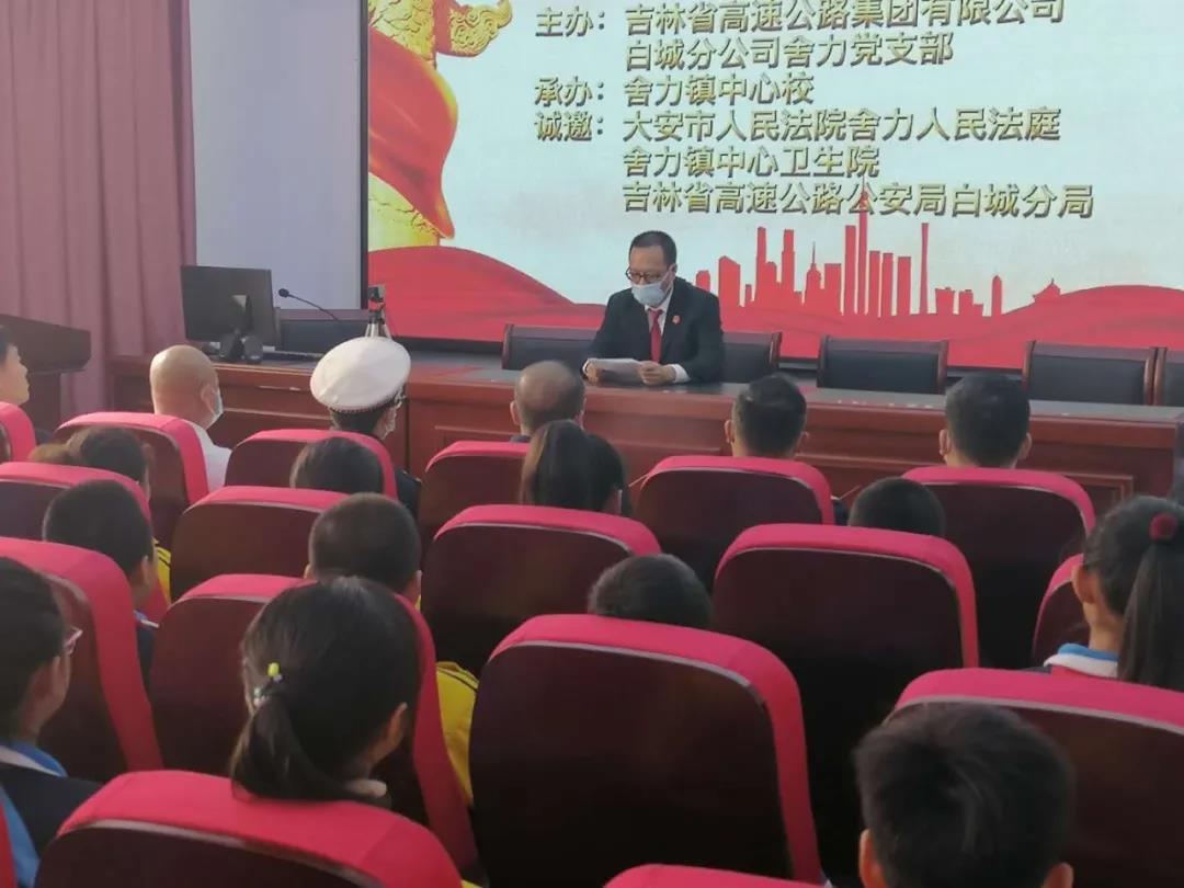 法官讲课进校园，提高学生防范意识