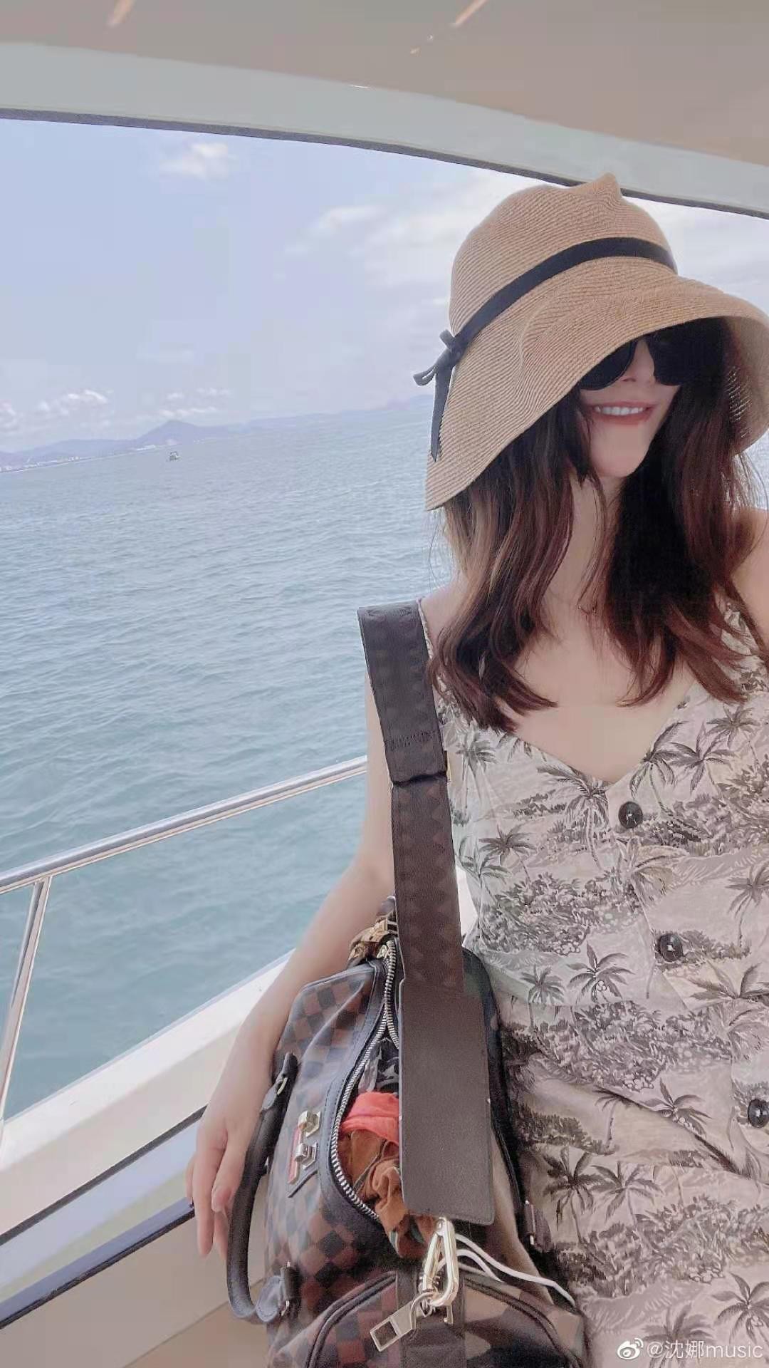 沈腾亲姐晒近照，巴掌脸配S曲线身材火辣，和弟弟同框像两代人？