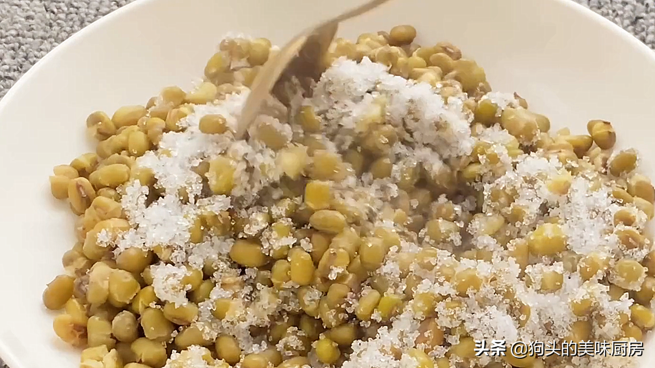 夏天多吃绿豆，教你一个做法，加2个鸡蛋进去，出锅香甜又暄软