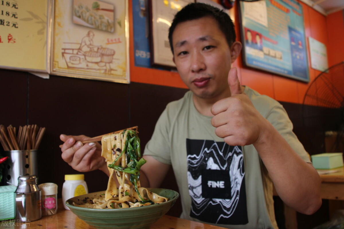 重庆面馆老板财迷心窍，学网上的“营销招数”，3个月就作死自己