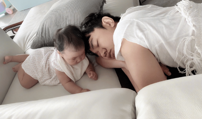 李亚男晒瑜伽照，小女儿趴在妈妈背上可爱出镜，换发型后颜值飙升