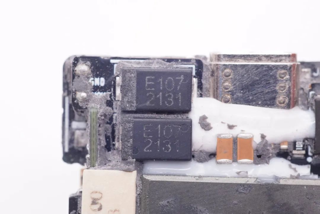 华为66W超薄氮化镓快充拆解，揭晓如何实现同类产品2倍功率密度