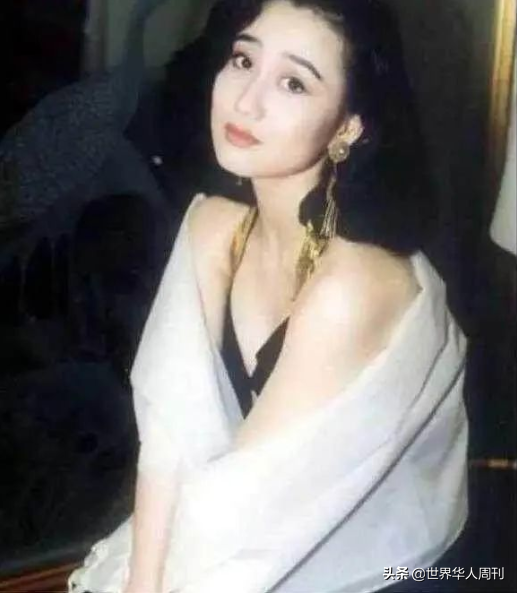 30年前，被李連杰拋棄的前妻黃秋燕，如今怎么樣了？