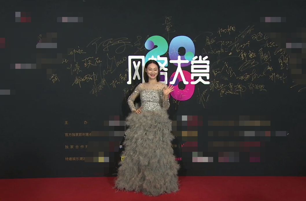 风格大赏明星穿搭：惠英红像鸡毛掸子，许佳琪