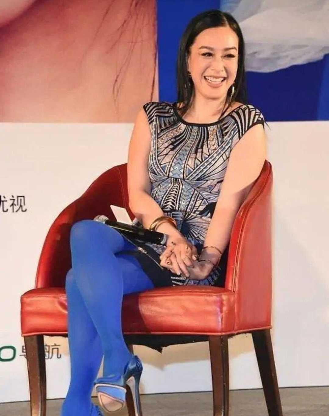 钟丽缇与女儿走机场，针织开衫配白色短裤超洋气，母女美如姐妹花