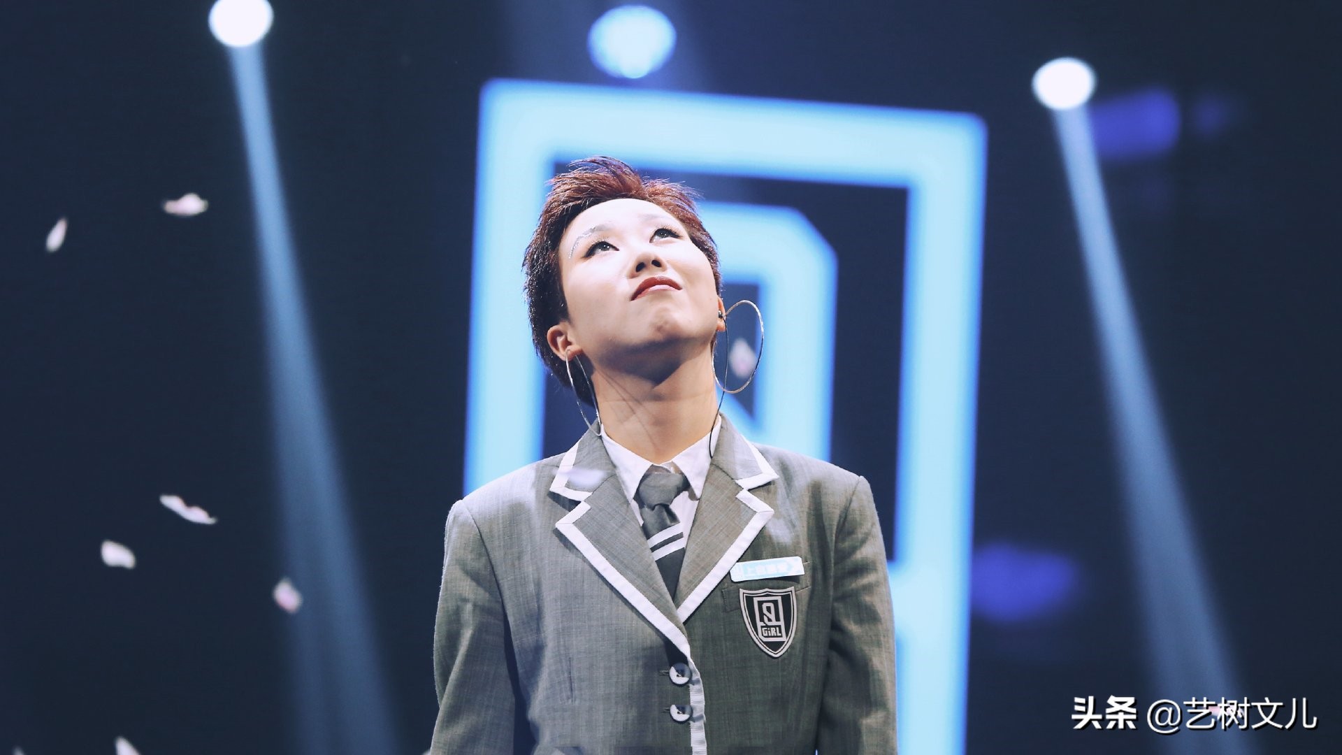 初期镜头多话题足，之后便查无此人，她们都吃