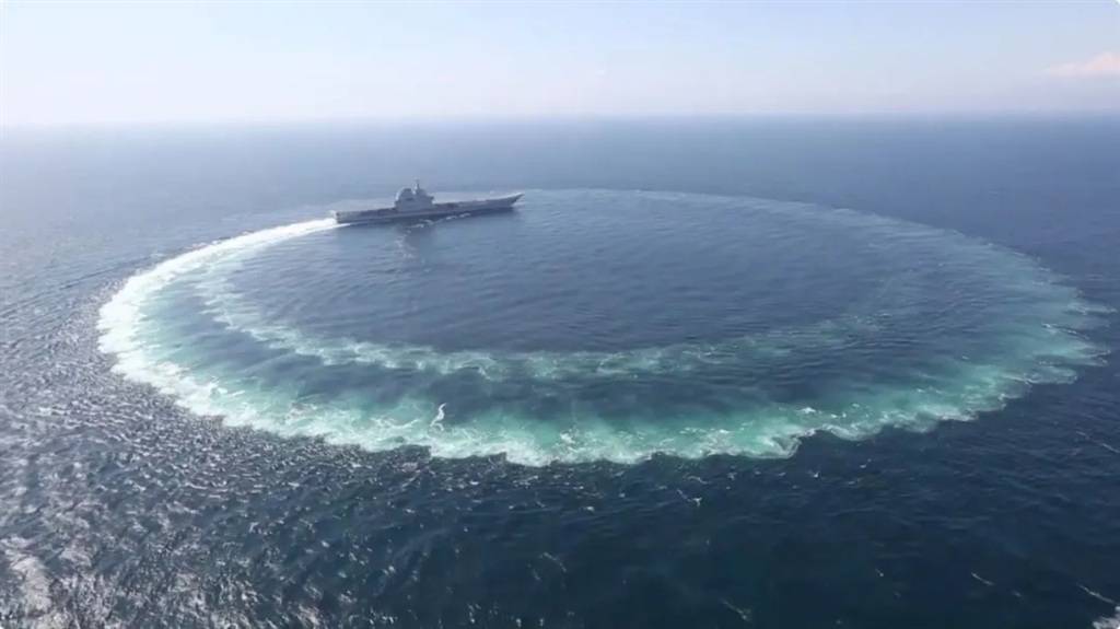 歼-15高频起降山东舰画面公开，入列一年双航母