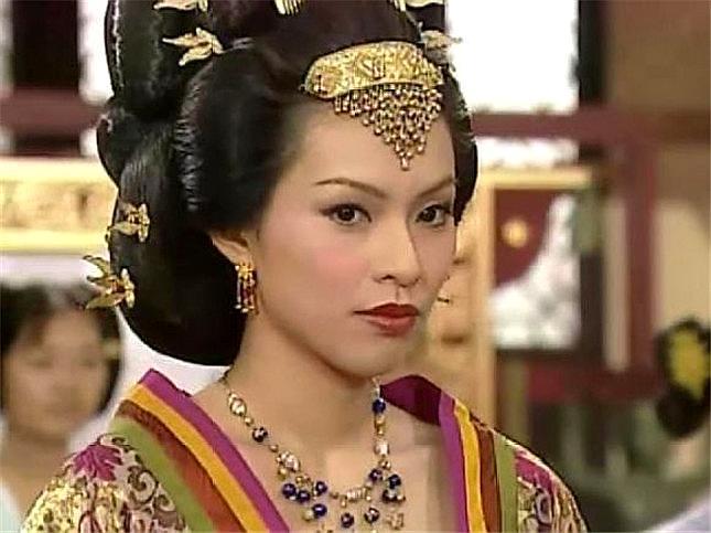甄嬛传：在生死关头，甄嬛才看清胡蕴蓉与皇帝、以及浣碧的真面目