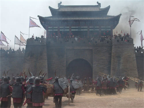 皇帝让他带兵去攻城，将军下令：全军就地围城建房，最终大获全胜