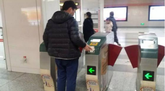 印度小伙来中国旅游，购物傻眼了：中国人买东西不给钱