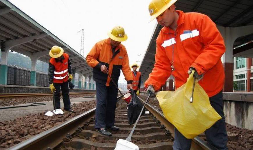 在火车上厕所，粪便到底是不是直接排到轨道上