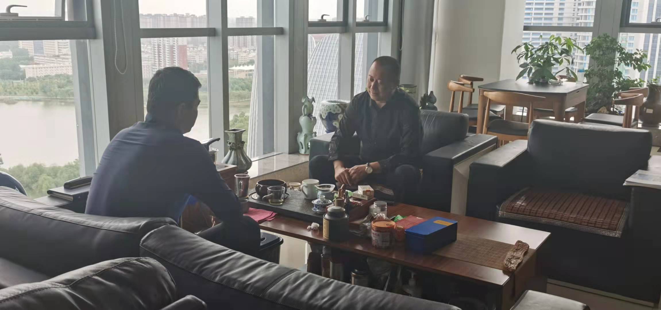 河南省黑龙江商会会长高志军到河南省吉林商会考察交流