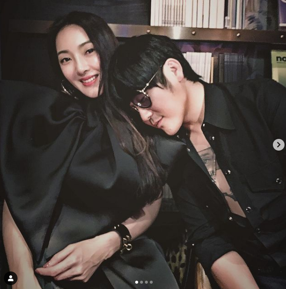 曹格曬夫妻合照撒糖，手撫老婆小腹表情吃驚，吳速玲被猜懷三胎