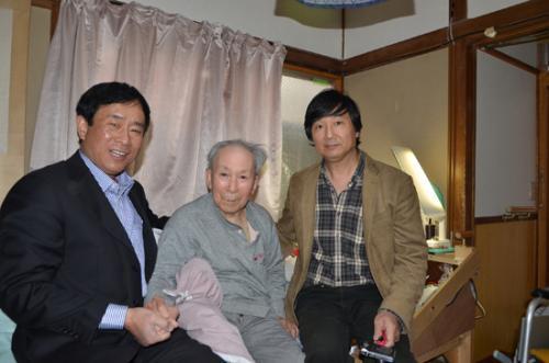 日本老兵坚持16年到中国谢罪，80岁高龄见到当年对手，下跪道歉