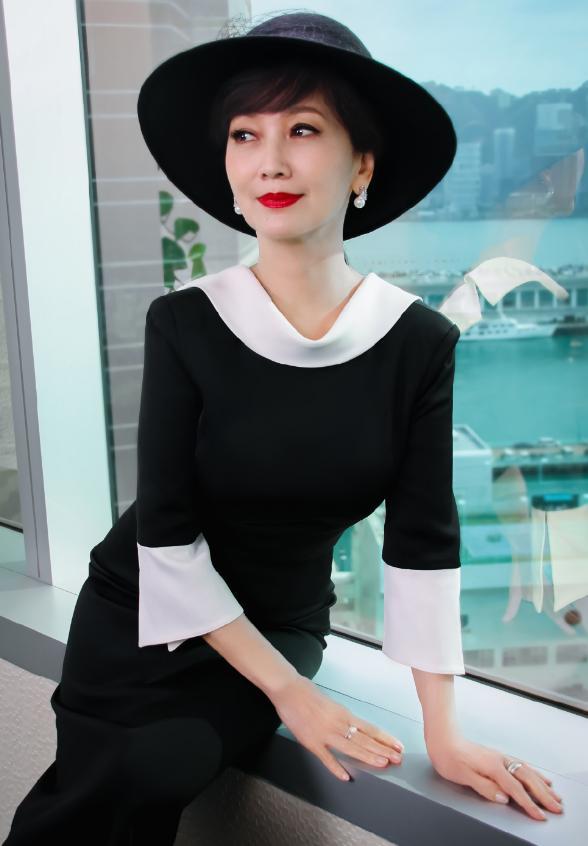 有种“为老不尊”叫赵雅芝，奶奶年纪穿无痕裤