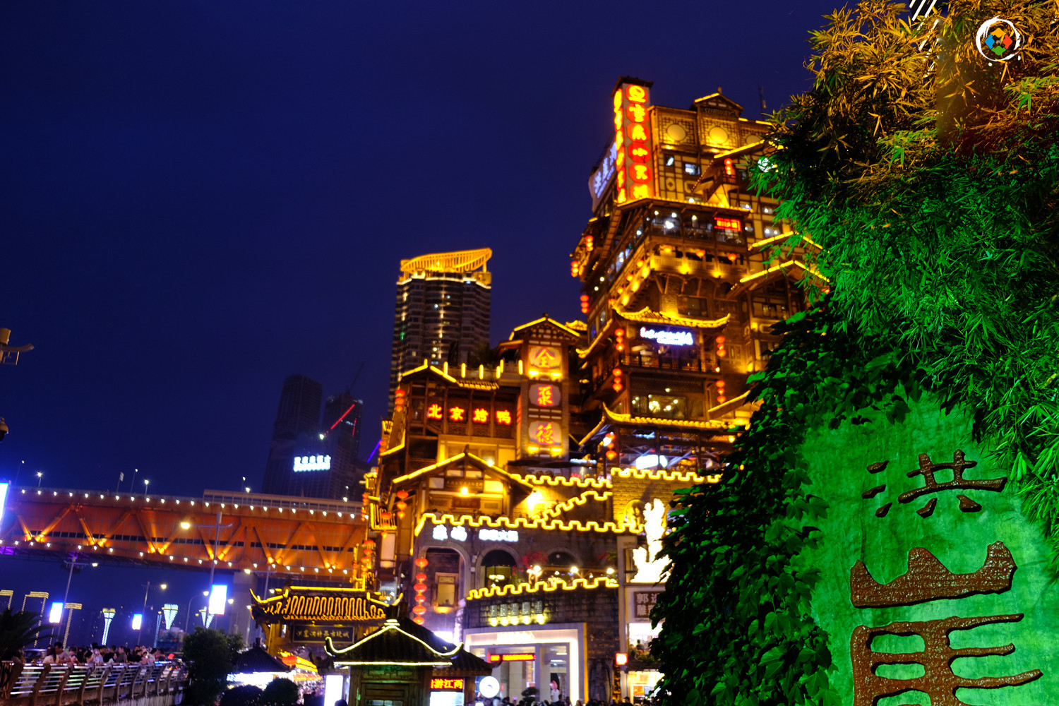 重庆洪崖洞开始形象包装，2个月没有外墙灯饰，游客还会去吗？