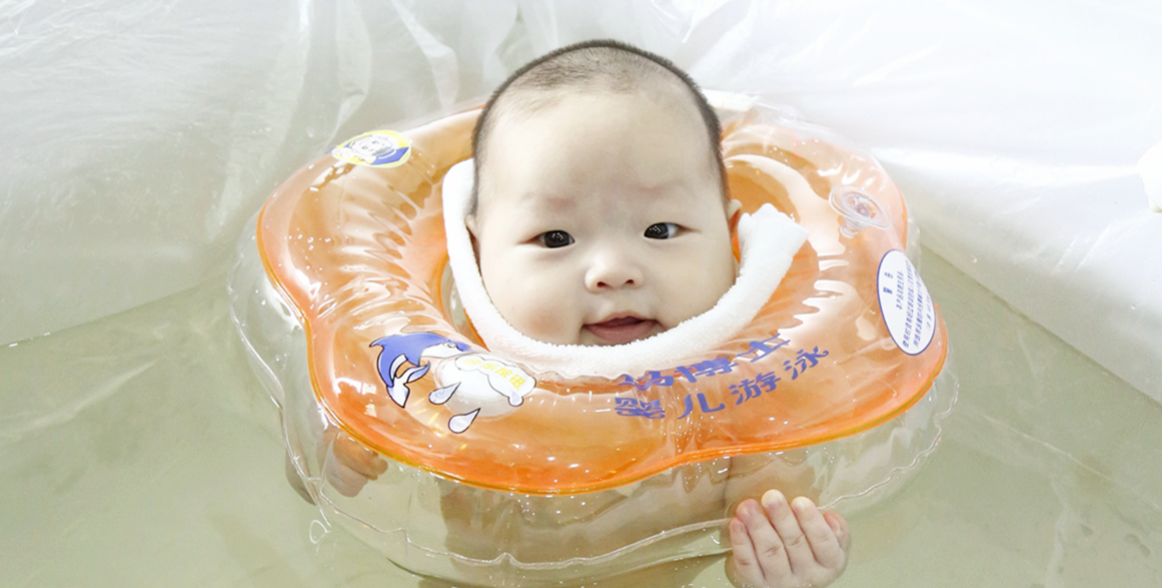悲剧！婴儿在家人监护下游泳窒息身亡，医生给出这点提醒