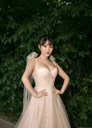 有种撩人叫徐冬冬, 大胆挑战“香槟液体”礼服