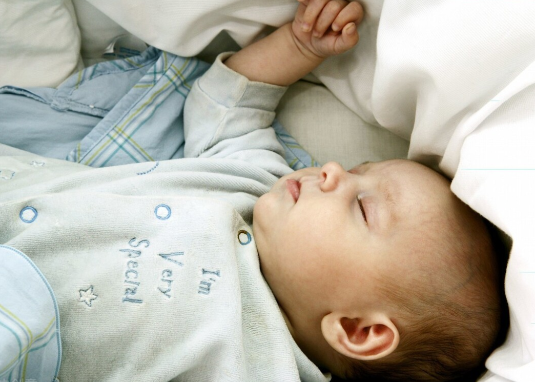 寶寶熟睡後總“滿床翻滾”？ 不是孩子活潑，或許是帶娃方式不恰當