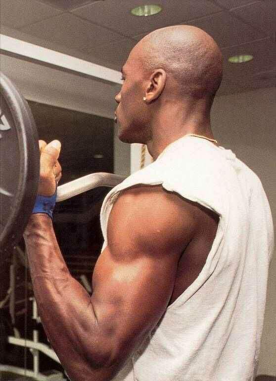 喬丹的身體天賦有多恐怖？投籃隨便平筐，關鍵還能在空中漫步！-黑特籃球-NBA新聞影音圖片分享社區