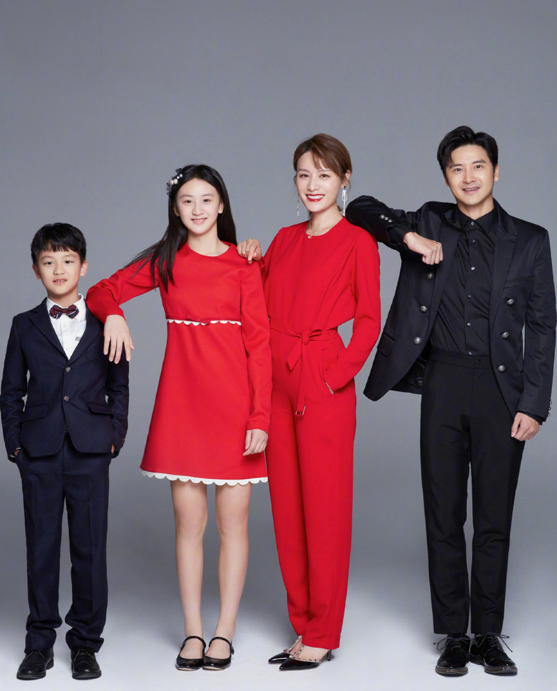 田亮一家同框，森碟穿红裙腰线往上提，看着比叶一茜腿还长一截