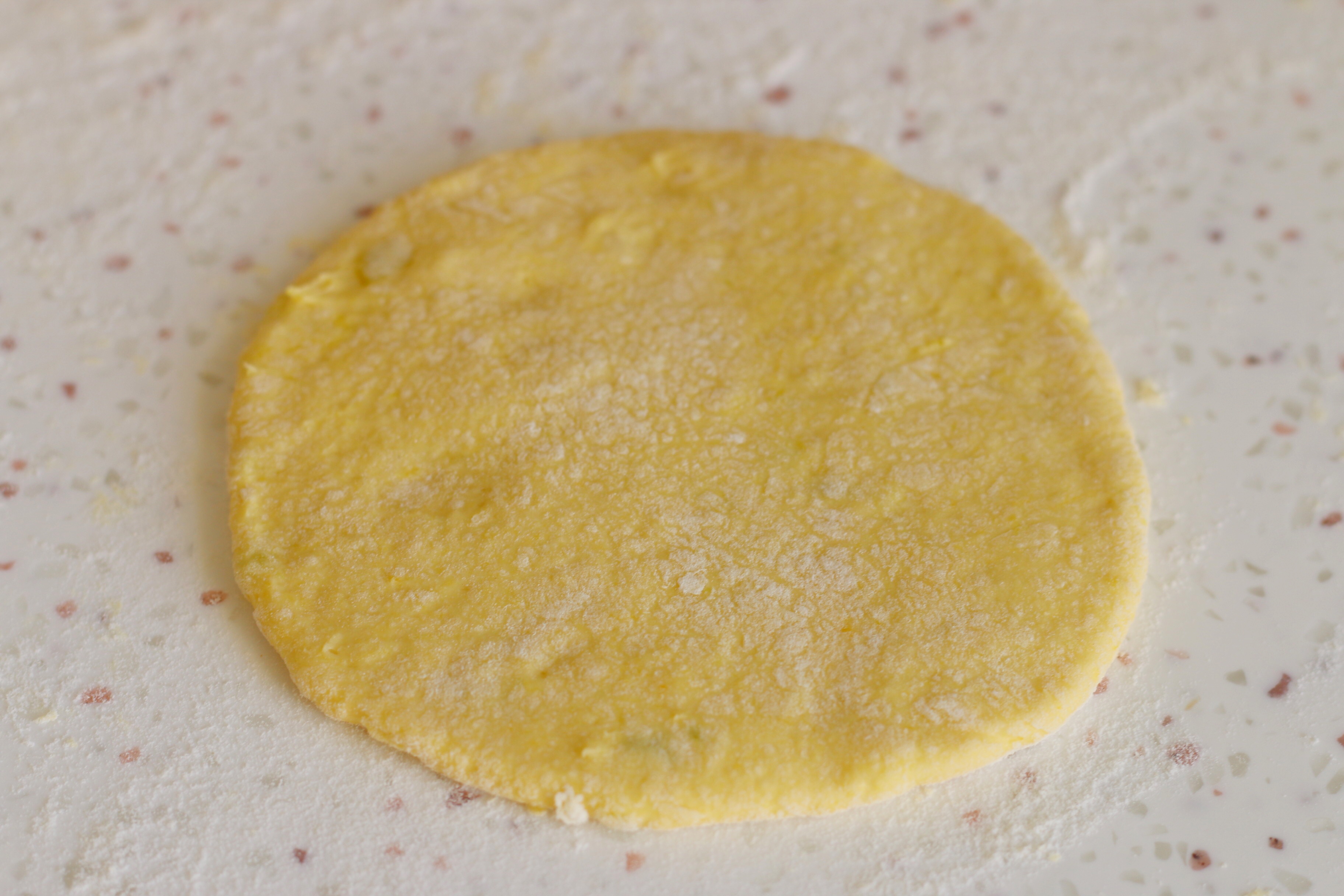 用南瓜做餅，又軟又香甜，如果不制止，孩子會拿起第三個第四個