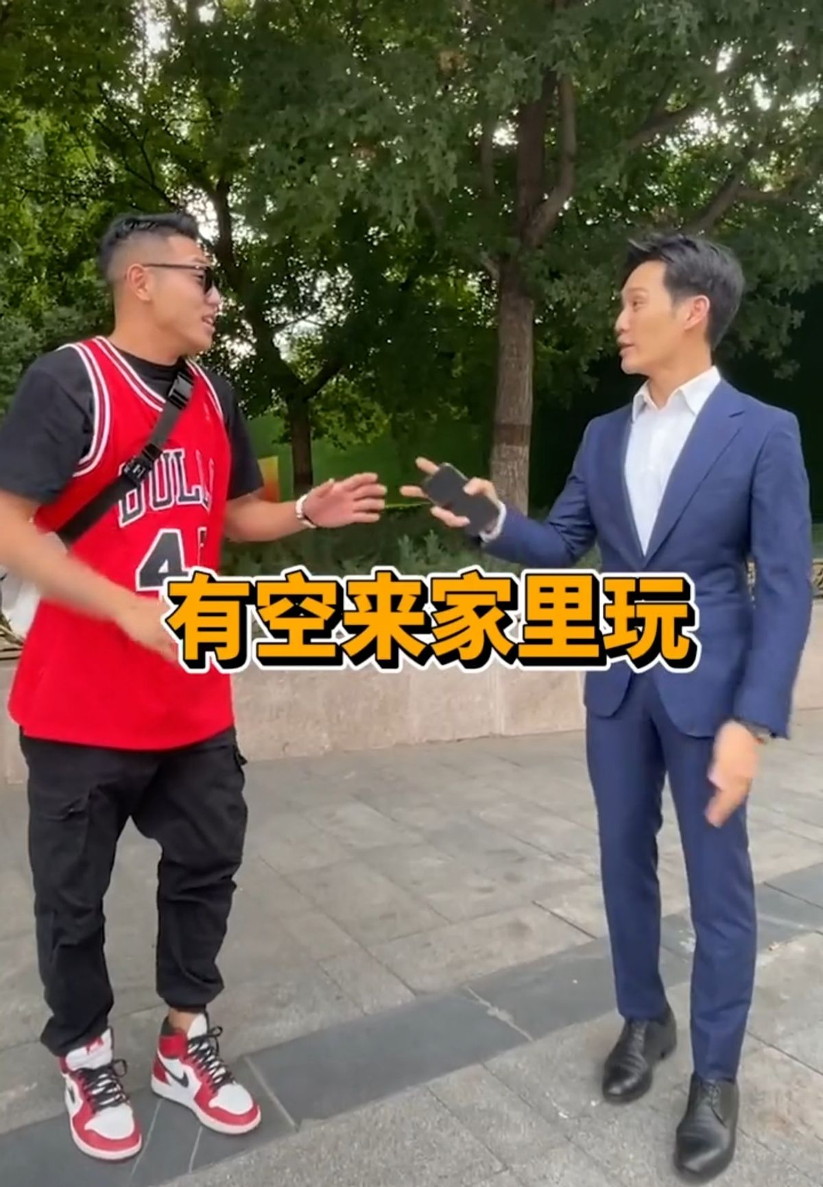 赵雅芝小儿子现身街头，颜值高获美女围观合影，还邀请网红回家玩