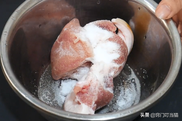 解冻猪肉时，别只会用水泡，30年大厨教你一招，5分钟快速解冻