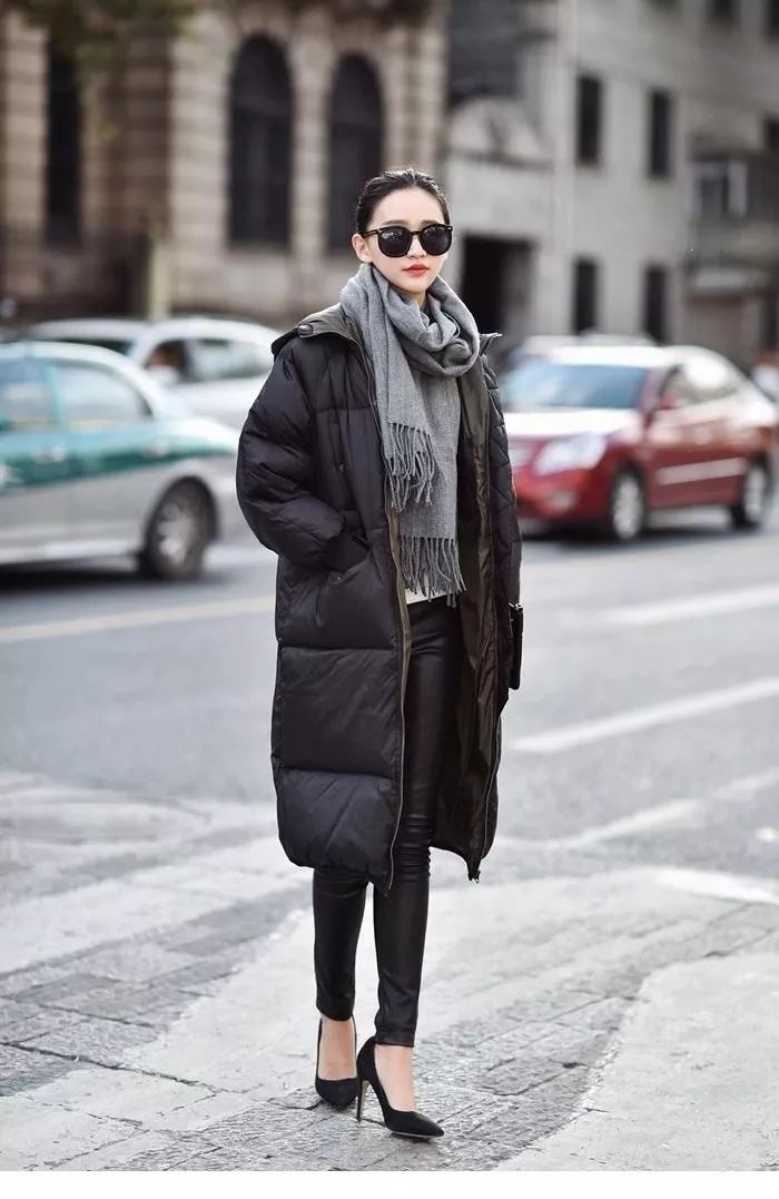 还在规规矩矩地穿羽绒服吗？这五款穿法让你成为街拍女神！