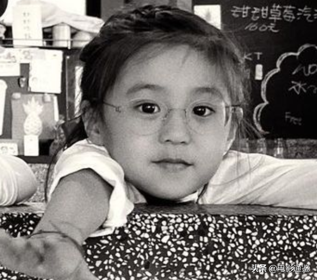 賈靜雯女兒戶外合影，5歲姐姐越長越清秀，見到3歲波妞心動了