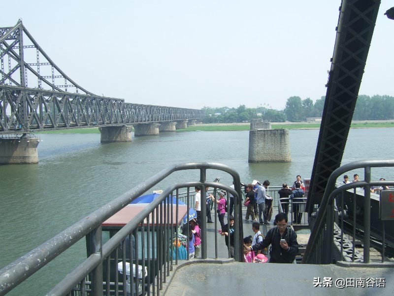 中朝界河(中朝边境线上还可以一步跨吗？鸭绿江断桥是小日本建好老美炸掉的)