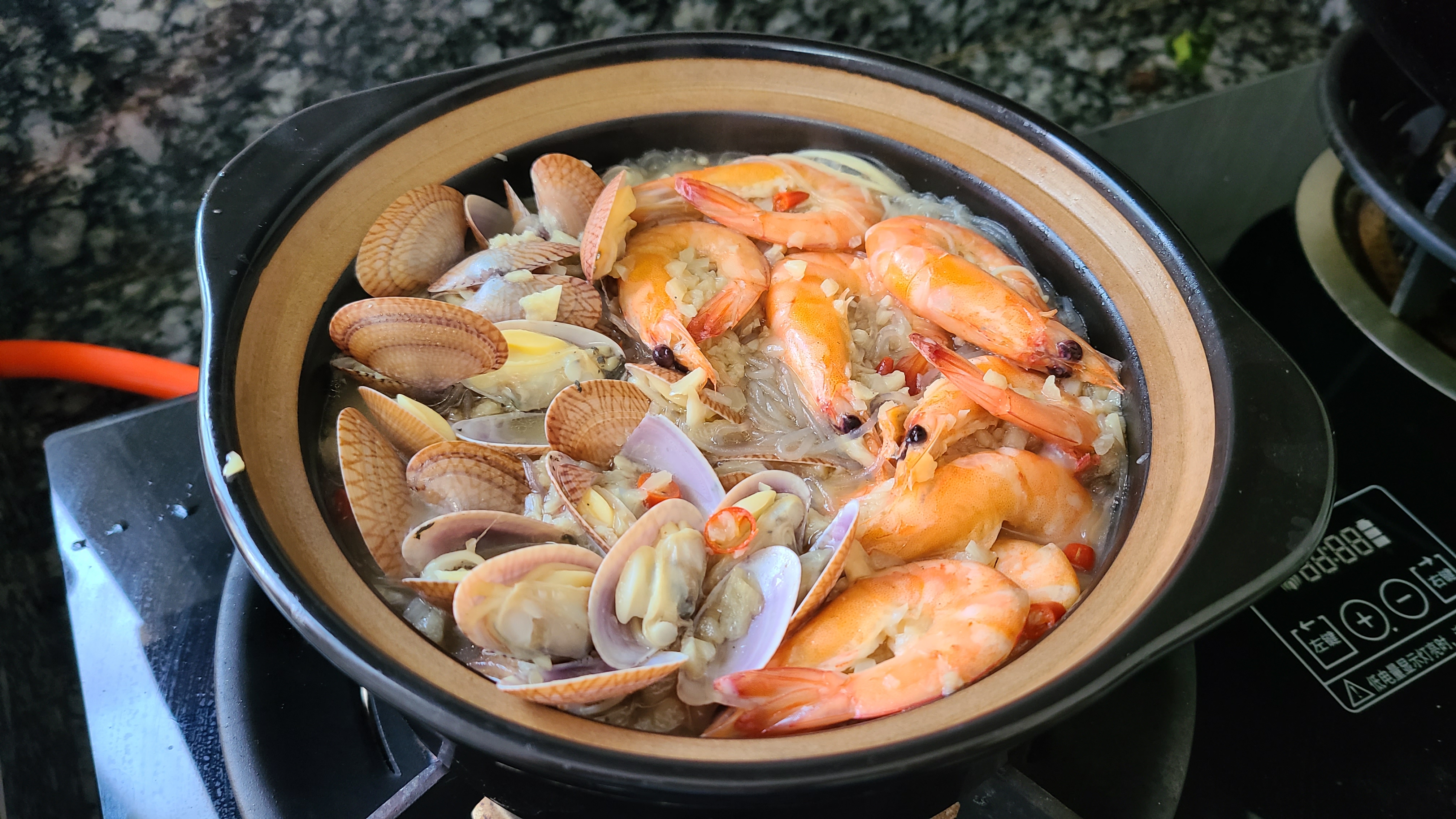 廣東人都愛吃這一道海鮮粉絲煲，味道鮮美，吃過的人都說好