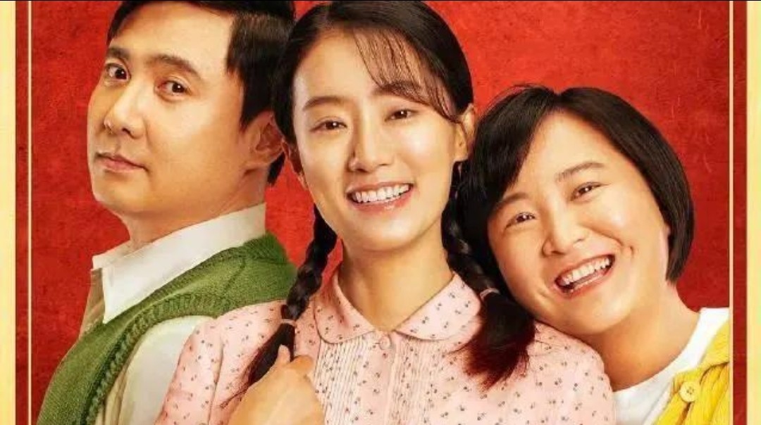 网友偶遇贾玲拍戏，四辆房车并列太气派，条件艰苦货车里换戏服？