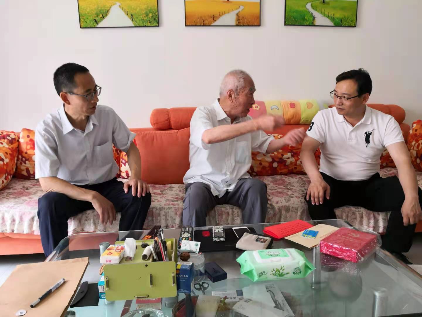 市科技局开展“七一”走访慰问老党员活动