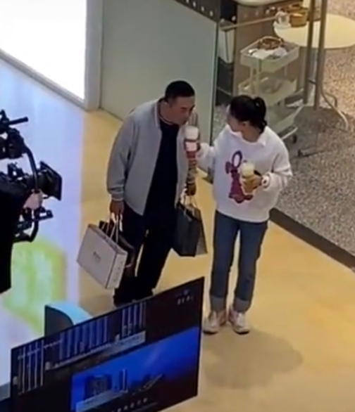 偶遇|张嘉益逛商场被偶遇 双手提满购物袋收获多喝女生奶茶不避嫌？