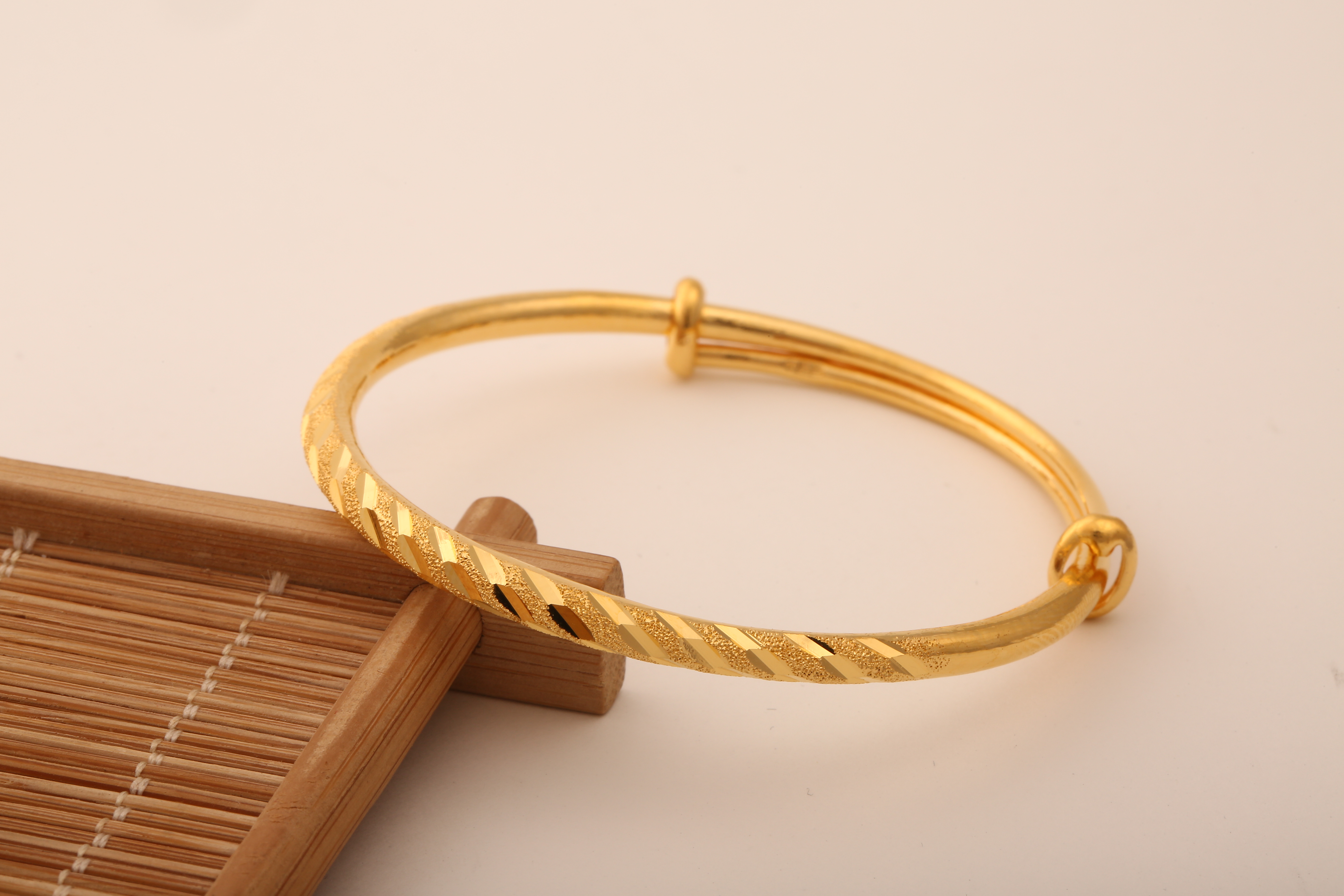 足金3d硬金是什么金(2020眼热黄金手镯图来了,买款经典黄金手镯把妹