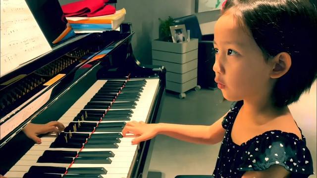 黄磊二女儿弹唱咏叹调，妹妹一本正经表演，表情严肃又好笑